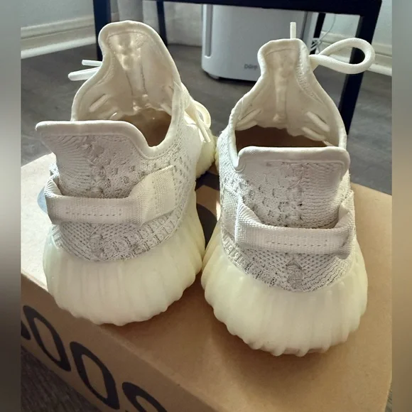 Yeezy boost 350 V2 in color bone - Picture 5 of 5